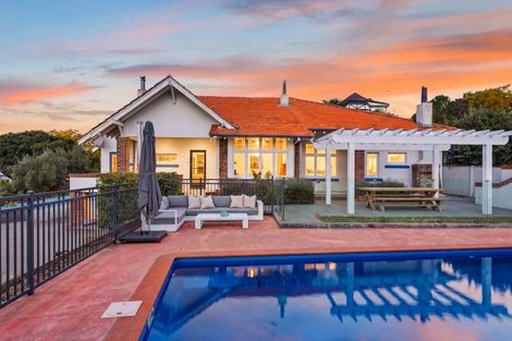 Photo of property in 60 Milton Road, Bluff Hill, Napier, 4110