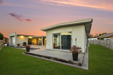 Photo of property in 172 Saint James Drive, Huntington, Hamilton, 3210