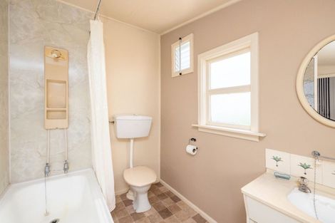 Photo of property in 114 Aikmans Road, Merivale, Christchurch, 8014
