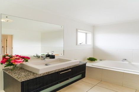 Photo of property in 12 Kouras Place, Flat Bush, Auckland, 2016