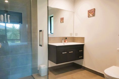 Photo of property in 16 Roto View, One Tree Point, 0118