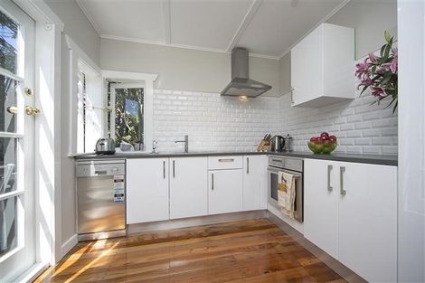 Photo of property in 4 Cleve Road, Green Bay, Auckland, 0604