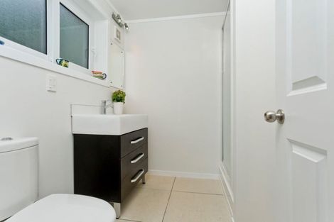 Photo of property in 2/10a Wernham Place, Northcote, Auckland, 0626