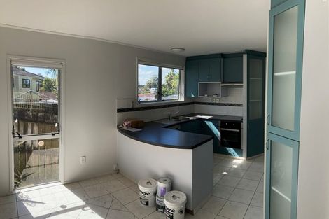 Photo of property in 1 Kayle Glen, West Harbour, Auckland, 0618