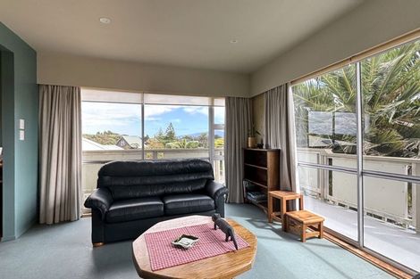 Photo of property in 17 Freyberg Crescent, Waikanae Beach, Waikanae, 5036