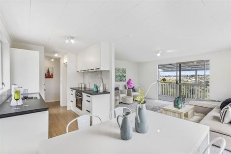 Photo of property in 17 Magdalen Place, West Harbour, Auckland, 0618