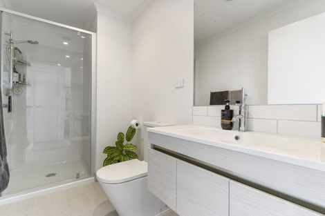 Photo of property in 100 Cadness Street, Northcote, Auckland, 0627