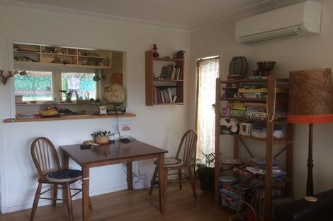 Photo of property in 2/2 Earl Road, Titirangi, Auckland, 0604