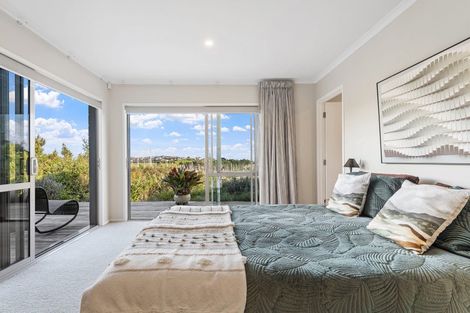 Photo of property in 21 Laguna Place, Matakatia, Whangaparaoa, 0930