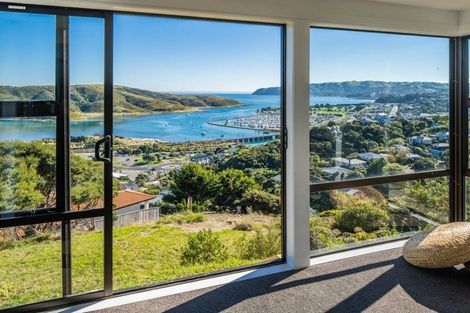 Photo of property in 20a Kahu Road, Paremata, Porirua, 5024