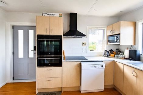 Photo of property in 17 Humphreys Grove, Titahi Bay, Porirua, 5022