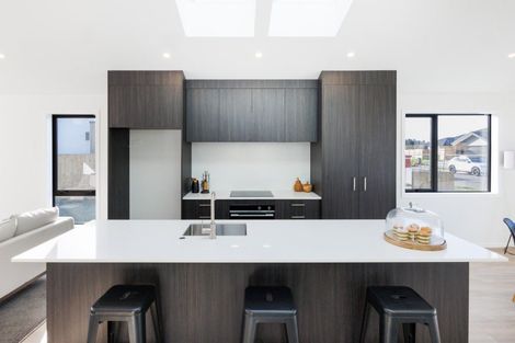 Photo of property in 75 Atlantic Drive, Fitzherbert, Palmerston North, 4410