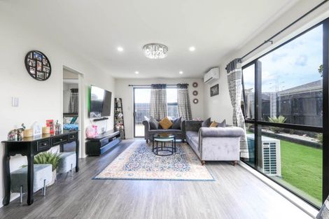 Photo of property in 16 Rosarina Lane, Takanini, 2112