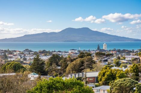 Photo of property in 2/70 Ayton Drive, Totara Vale, Auckland, 0629