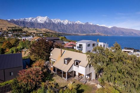 Photo of property in 75 Cedar Drive, Kelvin Heights, Queenstown, 9300