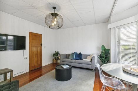 Photo of property in 281 Queens Drive, Lyall Bay, Wellington, 6022