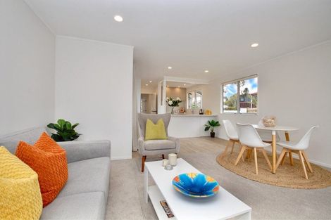 Photo of property in 1/17 Athena Drive, Totara Vale, Auckland, 0629