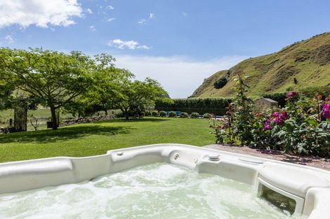 Photo of property in 11 Mangakuri Road, Kairakau, Havelock North, 4295
