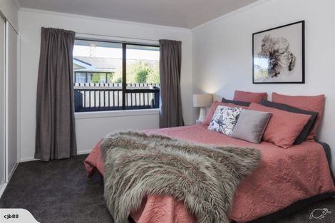 Photo of property in 320 Memorial Avenue, Burnside, Christchurch, 8053