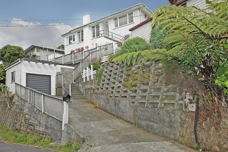 Photo of property in 104 Ruskin Road, Newlands, Wellington, 6037