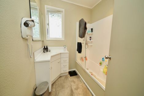 Photo of property in 4 D'urville Place, Kelvin Grove, Palmerston North, 4414