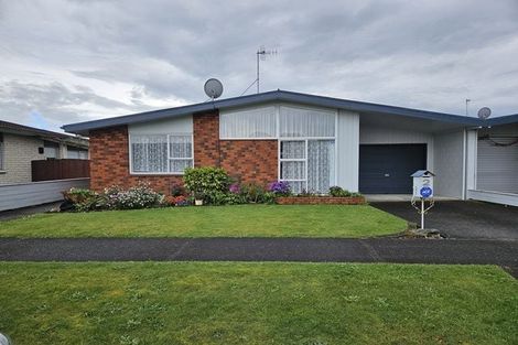 Photo of property in 2 Edwards Place, Terrace End, Palmerston North, 4410