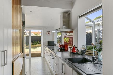 Photo of property in 23 Rua Street, Lyall Bay, Wellington, 6022