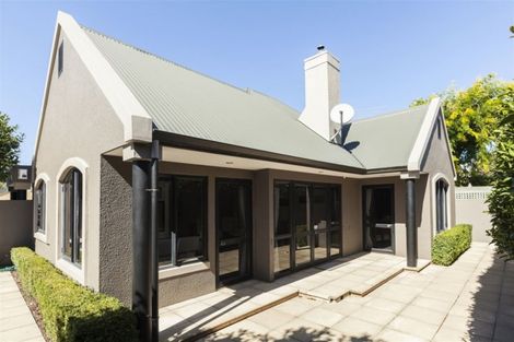 Photo of property in 135 Fendalton Road, Fendalton, Christchurch, 8052