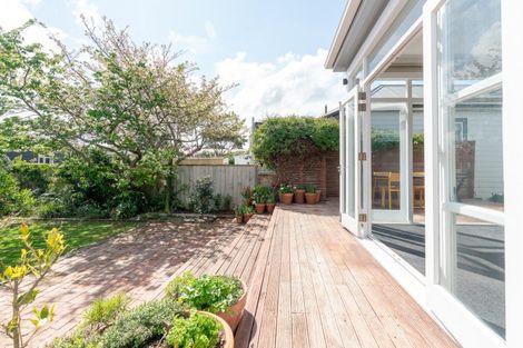 Photo of property in 90 Onepu Road, Lyall Bay, Wellington, 6022