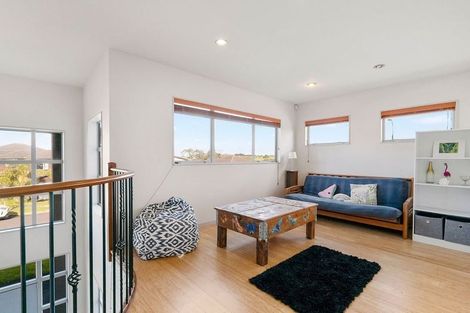 Photo of property in 1 Melmore Place, Pinehill, Auckland, 0632