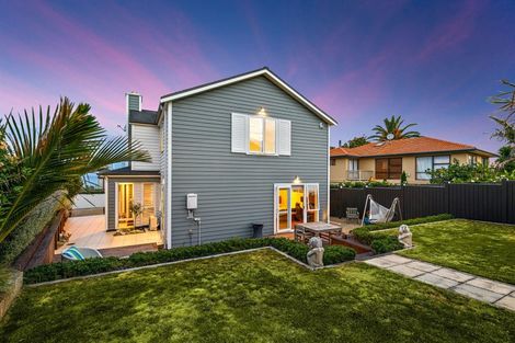 Photo of property in 6 Miri Road, Rothesay Bay, Auckland, 0630