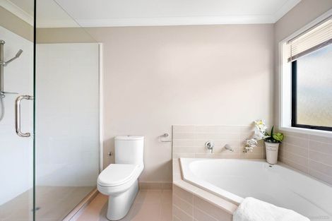 Photo of property in 21 Fairbairn Place, East Tamaki Heights, Auckland, 2016