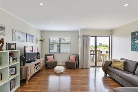 Photo of property in 10 Oreil Avenue, West Harbour, Auckland, 0618