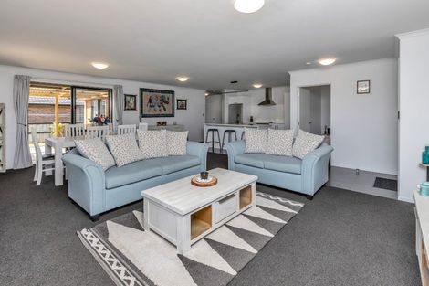 Photo of property in 33 Ocean View Rise, Ruakaka, 0116