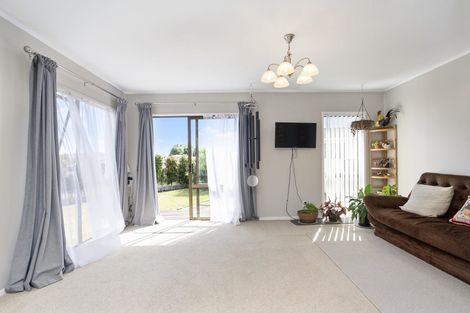 Photo of property in 8 Le Havre Place, Takanini, 2112