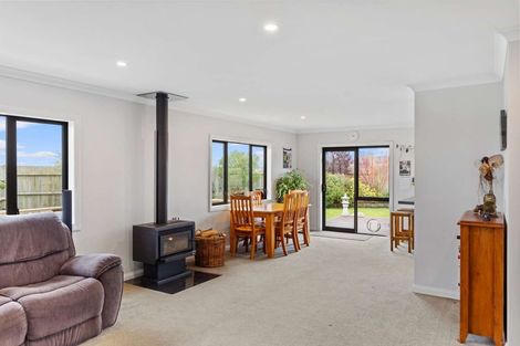 Photo of property in 28 Abby Road, Fitzherbert, Palmerston North, 4410