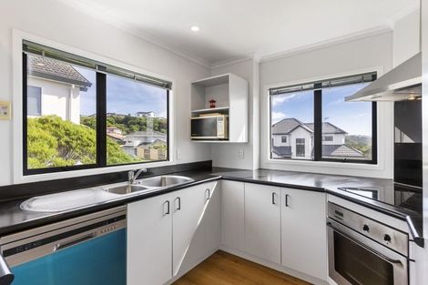 Photo of property in 10 Bennett Grove, Newlands, Wellington, 6037