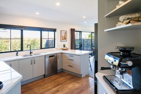 Photo of property in 2 Alpine Grove, Kelvin Grove, Palmerston North, 4414
