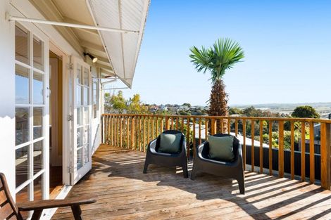 Photo of property in 2 Roslyn Road, Bluff Hill, Napier, 4110