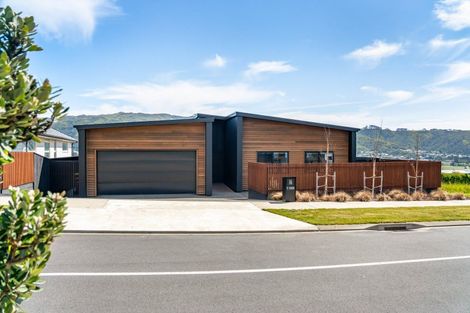 Photo of property in 16 Te Hoiere Street, Aotea, Porirua, 5024