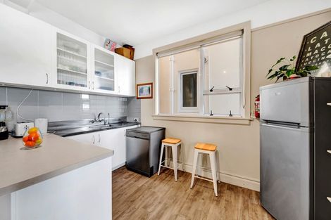 Photo of property in Devonport Apartments, 3/127 Saint Aubyn Street, New Plymouth, 4310