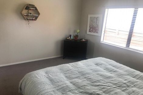 Photo of property in 2/95 Hobsonville Road, West Harbour, Auckland, 0618