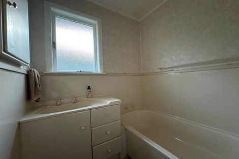 Photo of property in 1 La Trobe Street, Pakuranga Heights, Auckland, 2010