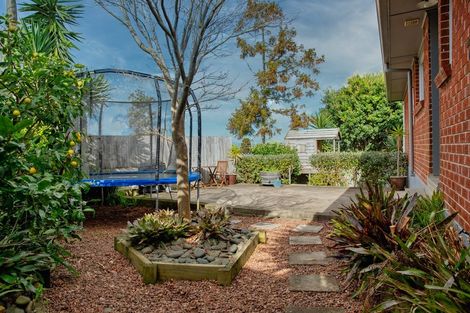 Photo of property in 8 Halcombe Place, Green Bay, Auckland, 0604