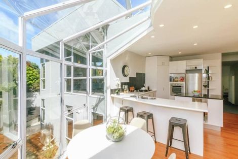Photo of property in 18 London Road, Korokoro, Lower Hutt, 5012