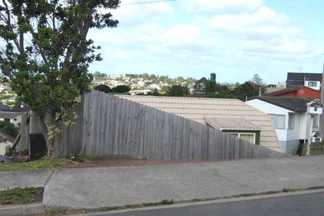 Photo of property in 1b Highgrove Lane, Totara Vale, Auckland, 0632