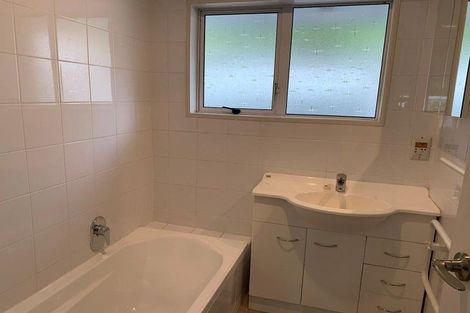 Photo of property in 11 Memorial Avenue, Ilam, Christchurch, 8053