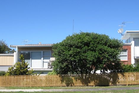 Photo of property in 2/33 Castor Bay Road, Castor Bay, Auckland, 0620