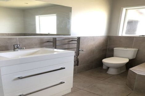 Photo of property in 24 Chippendale Crescent, Birkdale, Auckland, 0626