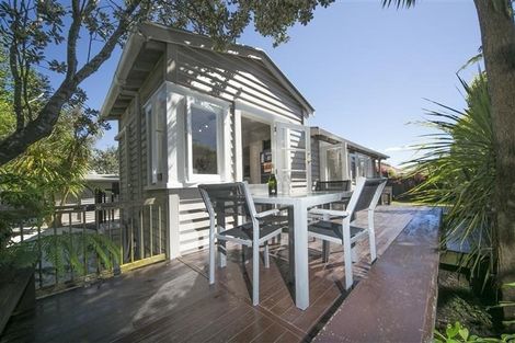 Photo of property in 4 Cleve Road, Green Bay, Auckland, 0604